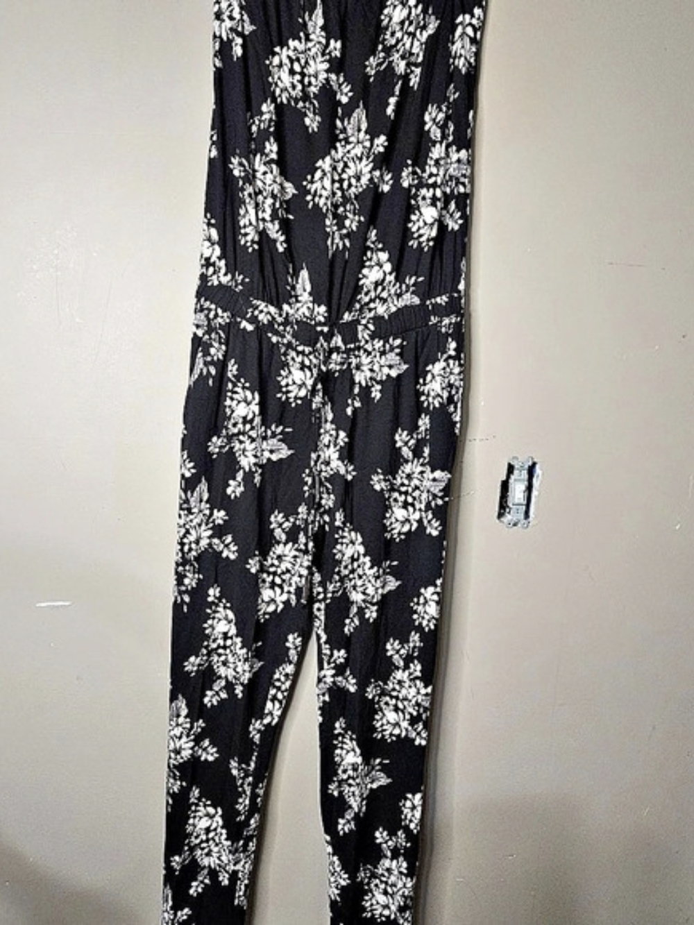 No Brand Women's Floral Jumpsuit in Black White Size Small Ptp 16" Inseam 31"